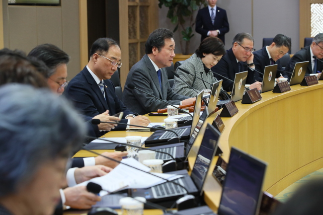 <YONHAP PHOTO-1628> 국무회의 주재하는 이 총리 (세종=연합뉴스) 진성철 기자 = 이낙연 국무총리가 7일 세종시 정부세종청사에서 국무회의를 주재하고 있다. 2019.2.7 zjin@yna.co.kr/2019-02-07 10:09:18/ <저작권자 ⓒ 1980-2019 ㈜연합뉴스. 무단 전재 재배포 금지.>
<YONHAP PHOTO-1628> 국무회의 주재하는 이 총리 (세종=연합뉴스) 진성철 기자 = 이낙연 국무총리가 7일 세종시 정부세종청사에서 국무회의를 주재하고 있다. 2019.2.7 zjin@yna.co.kr/2019-02-07 10:09:18/ <저작권자 ⓒ 1980-2019 ㈜연합뉴스. 무단 전재 재배포 금지.>