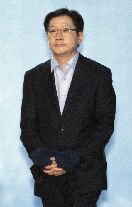 지난달 30일 징역 2년의 실형을 선고받고 법정구속된 김경수 경남지사 [연합]