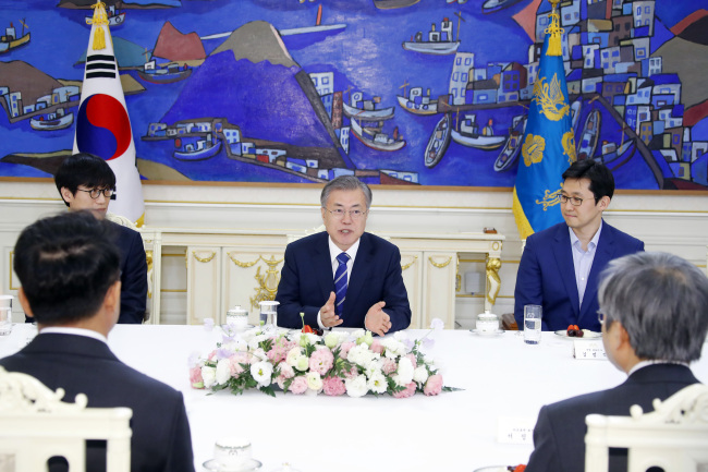 President Moon Jae-in speaks with leaders of major startup companies at the presidential office in Seoul on Thursday. Yonhap