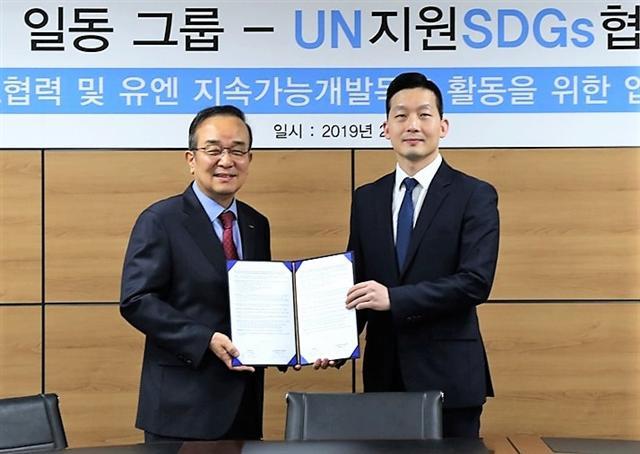 박대창 일동홀딩스 사장(왼쪽)과 김정훈 UN지원SDGs협회 사무대표가 업무협약서 서명 후 기념촬영을 하고 있다
