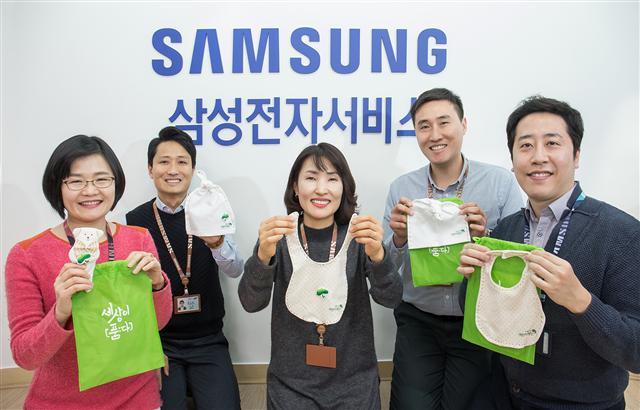 삼성전자서비스는 8일 임직원과 가족들이 직접 만든 베이비키트 100여개를 초록우산어린이재단 경기지역본부에 전달했다.  [삼성전자서비스 제공]