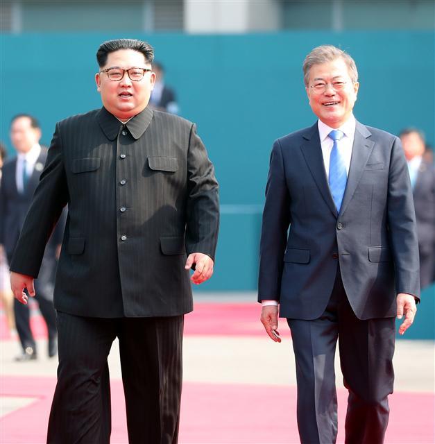 ‘정상회담’ 변수가 문재인 대통령 지지율에 큰 영향을 주고 있는 것으로 나타났다. 이달 북미정상회담 이후 진행될 남북정상회담이 문 대통령 지지율 변화에 어느정도의 영향을 끼칠지 주목된다. 사진은 1차 남북정상회담때의 모습. [헤럴드경제DB]