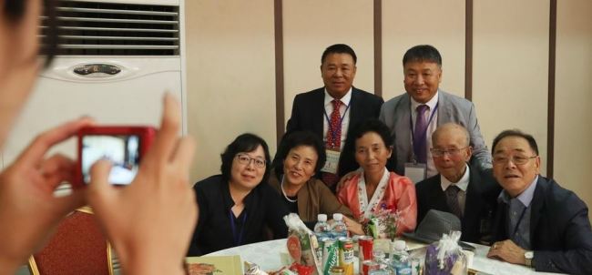 In this file photo, taken on Aug. 24, 2018, members of a family separated by the 1950-53 Korean War pose for a photo at a hotel at North Korea's Kumgang Mountain resort on the east coast as part of inter-Korean family reunions. The inter-Korean reunion of separated families was the first of its kind in nearly three years. (Pool photo) (Yonhap)