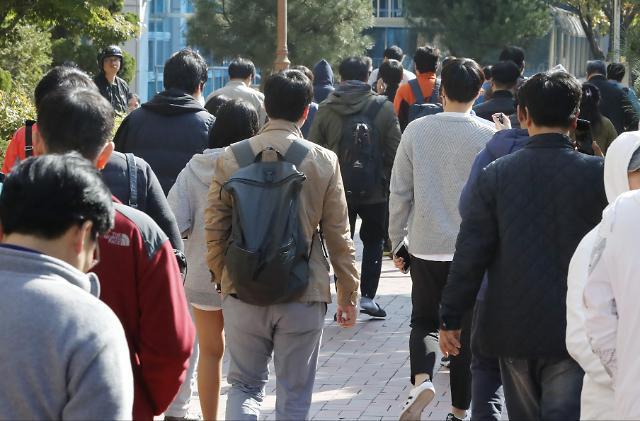 지난해 공인중개사 자격증 시험이 치러졌던 서울의 한 고사장에서 수험생들이 나오고 있다.  [연합]