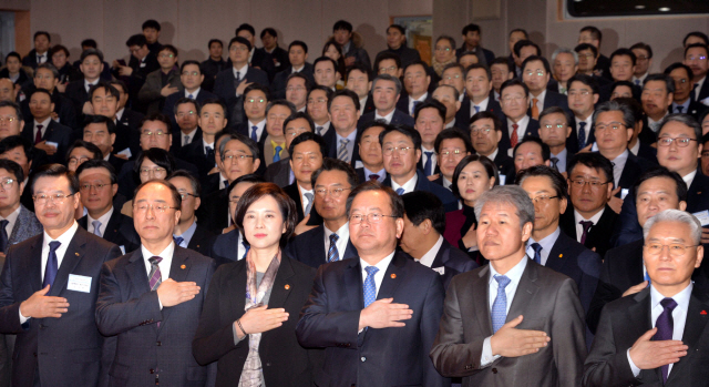 8일 오전 정부 주요인사와  전국 기초자치단체장인 시장, 군수, 구청장 226명이 참석한 가운데 열린 국정설명회에 앞서 참가자들이 국기에 대한 경례를 하고 있다. 행정안전부는 정부서울청사 별관 2층 대강당에서 정부의 국정운영방향과 현안을 공유하기 위해 국정설명회를 개최했다.  정희조 기자/checho@