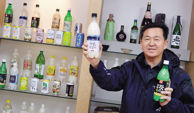 지난달 31일 경기도 가평군 조종면의 우리술 본사에서 만난 박성기(53) 대표는 ‘막걸리로 온 세상을 즐겁고 행복하게’라는 미션을 갖고 20년 째 막걸리 사업에 종사하고 있다. 지난 2013년 막걸리 협회를 만들기도 한 박 대표는 학회와 축제, 협회가 기반이 되는 막걸리 세계화가 목표라고 밝혔다. 박 대표가 가평 막걸리와 가평 잣 생막걸리 제품을 들고 포즈를 취하고 있다.  이상섭 기자/babtong@heraldcorp.com