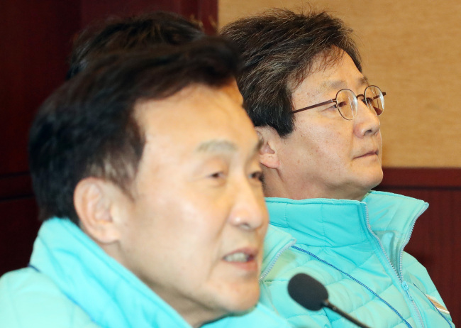 <YONHAP PHOTO-4675> 연찬회 참석한 유승민 의원 (양평=연합뉴스) 김현태 기자 = 8일 오후 경기도 양평군 쉐르빌호텔에서 열린 바른미래당 2019 의원연찬회에서 손학규 대표가 발언하는 가운데 유승민 의원(오른쪽)이 듣고 있다. 2019.2.8 mtkht@yna.co.kr/2019-02-08 15:33:10/ <저작권자 ⓒ 1980-2019 ㈜연합뉴스. 무단 전재 재배포 금지.>
<YONHAP PHOTO-4675> 연찬회 참석한 유승민 의원 (양평=연합뉴스) 김현태 기자 = 8일 오후 경기도 양평군 쉐르빌호텔에서 열린 바른미래당 2019 의원연찬회에서 손학규 대표가 발언하는 가운데 유승민 의원(오른쪽)이 듣고 있다. 2019.2.8 mtkht@yna.co.kr/2019-02-08 15:33:10/ <저작권자 ⓒ 1980-2019 ㈜연합뉴스. 무단 전재 재배포 금지.>