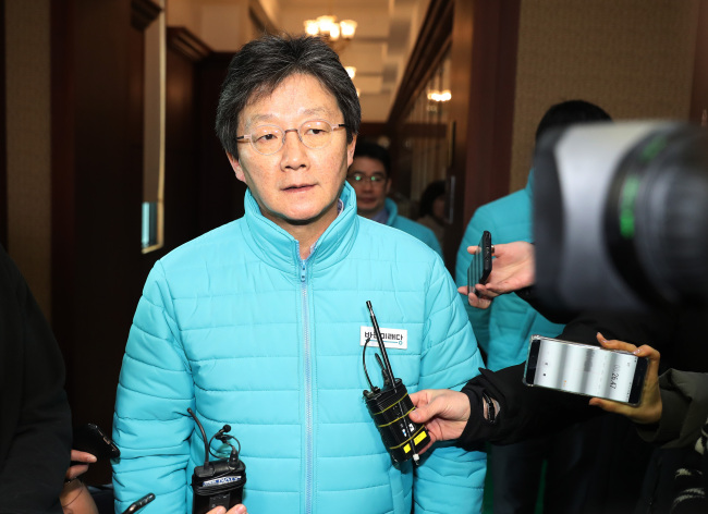 <YONHAP PHOTO-4759> 기자들의 질문에 답하는 유승민 (양평=연합뉴스) 김현태 기자 = 8일 오후 경기도 양평군 쉐르빌호텔에서 열린 바른미래당 2019 의원연찬회에서 유승민 의원이 연찬회 시작에 앞서 기자들의 질문에 답하고 있다. 2019.2.8 mtkht@yna.co.kr/2019-02-08 15:44:02/ <저작권자 ⓒ 1980-2019 ㈜연합뉴스. 무단 전재 재배포 금지.>
<YONHAP PHOTO-4759> 기자들의 질문에 답하는 유승민 (양평=연합뉴스) 김현태 기자 = 8일 오후 경기도 양평군 쉐르빌호텔에서 열린 바른미래당 2019 의원연찬회에서 유승민 의원이 연찬회 시작에 앞서 기자들의 질문에 답하고 있다. 2019.2.8 mtkht@yna.co.kr/2019-02-08 15:44:02/ <저작권자 ⓒ 1980-2019 ㈜연합뉴스. 무단 전재 재배포 금지.>