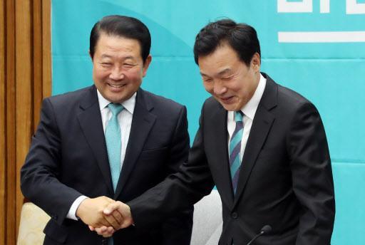 박주선 바른미래당 의원이 유승민 전 대표의 ‘개혁보수론’에 맞서 ‘외연확장론’을 주장하고 있다. 사진은 박주선(왼쪽) 바른미래당 의원이 손학규 바른미래당 대표와 악수를 하는 모습.  [연합]