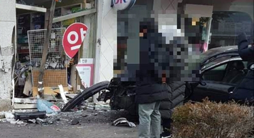 대낮 음주운전 차량, 약국으로 돌진 [전북지방경찰청 제공=연합뉴스]