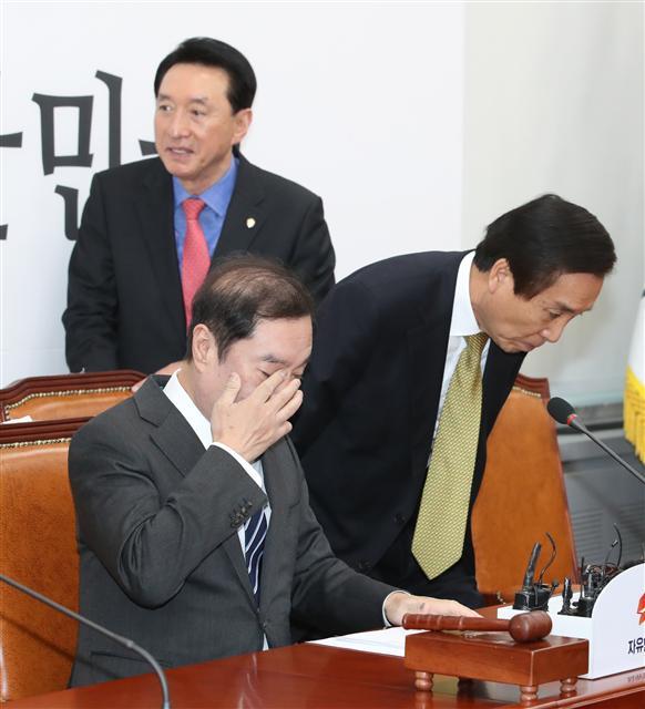 김병준 자유한국당 비대위원장(왼쪽)이 11일 국회에서 열린 비상대책위원회 회의를 주재하기 앞서 손으로 얼굴을 가린채 뭔가 생각하고 있다.   [연합]