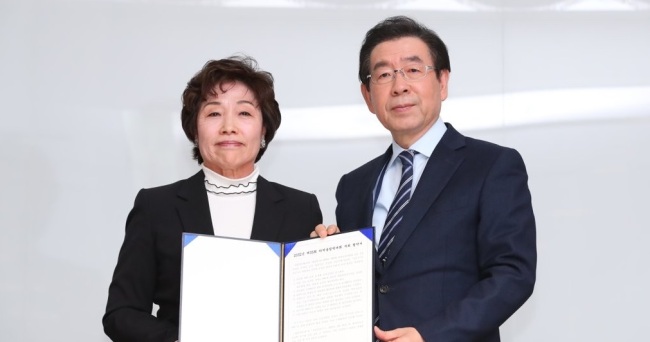 Seoul Mayor Park Won-soon (R) and Korean Sport & Olympic Committee (KSOC) Vice President Kim Young-chae pose with a document appointing Seoul as the South Korean candidate city for a joint 2032 Summer Olympics bid with North Korea after a KSOC vote at the Jincheon National Training Center in Jincheon, 90 kilometers south of Seoul, on Feb. 11, 2019. (Yonhap)