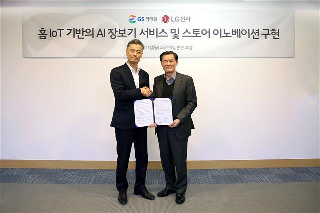 김용원 GS리테일 디지털사업본부장(우)과 황정환 LG전자 융복합사업개발부문장이 홈 IoT 기반의 AI장보기 및 스토어 이노베이션 구현을 위한 업무협약 체결 후 기념촬영을 하고 있다.
[GS리테일 제공]