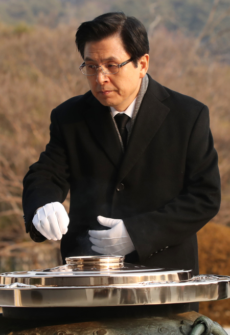 자유한국당 당권 주자인 황교안 전 국무총리가 12일 오전 서울 동작구 국립서울현충원을 참배하고 있다. [연합]