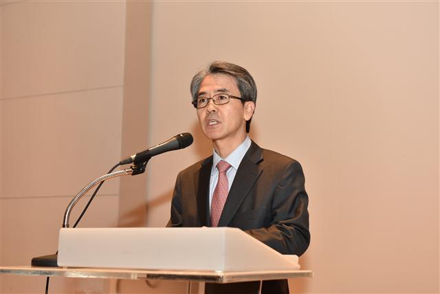 한국화재보험협회는 지난 11일 서울 여의도 본사 1층 강당에서 이윤배<사진> 신임 이사장 취임식을 가졌다고 12일 밝혔다.
이날 취임사에서 이 신임 이사장은 “그동안 손해보험, 은행, 증권, 생명보험 등 다양한 금융 분야에서 근무한 경험으로 소통의 중요성을 누구보다 잘 알고 있으며, 안정적인 조직 발전을 위해 최선을 다 하겠다”고 말했다.
그는 이어 “회원사의 위험관리 업무를 확대 지원하고, 미래 지향적인 고객 요구에 발맞추는 등 고객과의 소통을 강화하는 동시에 혁신과 변화를 통해 활력이 넘치는 조직으로 협회를 만들어 나가자”고 당부했다. 이 이사장은 동국대 무역학과를 나와 농협중앙회 강원지역본부장과 NH농협생명 경영전략 부사장, NH농협손보 사장을 역임했다.
윤재섭 기자/is@heraldcorp.com
