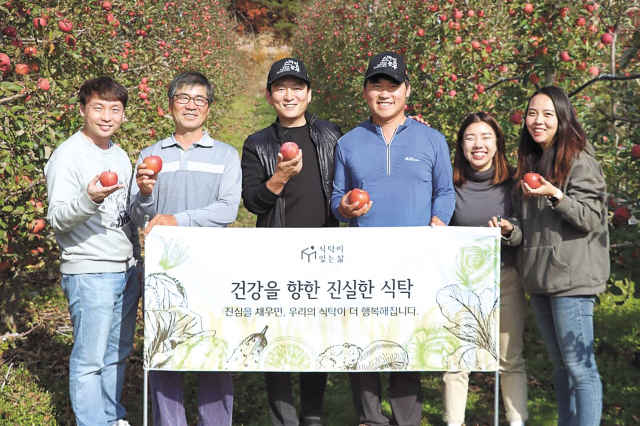 김재훈 식탁이있는삶 대표가 서울 마포구 합정동에 위치한 사무실에서 포즈를 취하고 있다.  [식탁이있는삶 제공]