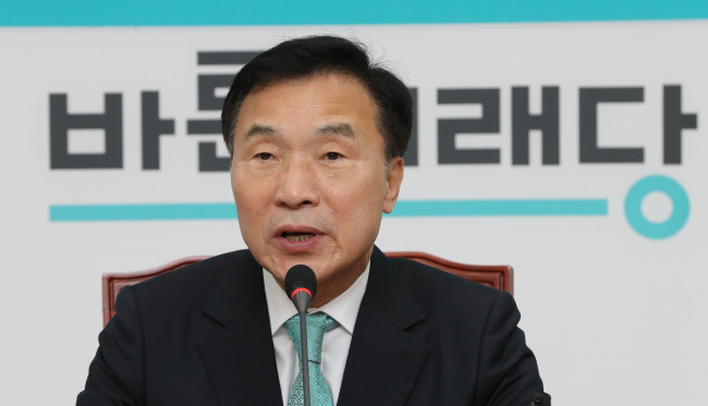 <YONHAP PHOTO-2219> 손학규 대표, 창당 1주년 기념 기자회견 (서울=연합뉴스) 하사헌 기자 = 바른미래당 손학규 대표가 12일 오전 국회에서 창당 1주년 기념 기자회견을 하고 있다. 2019.2.12 toadboy@yna.co.kr/2019-02-12 10:50:05/ <저작권자 ⓒ 1980-2019 ㈜연합뉴스. 무단 전재 재배포 금지.>
<YONHAP PHOTO-2219> 손학규 대표, 창당 1주년 기념 기자회견 (서울=연합뉴스) 하사헌 기자 = 바른미래당 손학규 대표가 12일 오전 국회에서 창당 1주년 기념 기자회견을 하고 있다. 2019.2.12 toadboy@yna.co.kr/2019-02-12 10:50:05/ <저작권자 ⓒ 1980-2019 ㈜연합뉴스. 무단 전재 재배포 금지.>