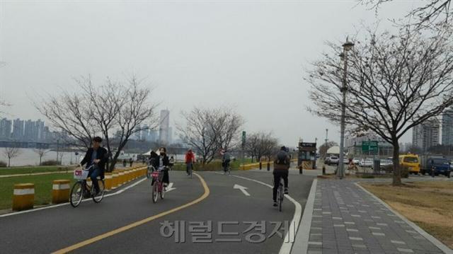 건강의 중요성에 대한 인식이 확대되고, 운동을 즐길 수 있는 여가시설이 늘어나면서 국민들의 생활체육 참여도가 꾸준히 늘어나고 있다.
문화체육관광부(장관 도종환, 이하 문체부)가 전국 17개 시도 만 10세 이상 국민 9000명을 대상으로 실시하고 한국문화관광연구원과 함께 2018년 ‘국민생활체육 참여 실태조사’ 결과를 발표했다. ‘국민생활체육참여 실태조사’는 국민의 생활체육활동 참여 실태를 파악하고 생활체육정책 수립의 기초자료를 제공하기 위해 매년 실시하는 조사이다.
조사에 따르면 지난해 생활체육 참여율은 62.2%로 2017년 59.2% 대비 3.0%포인트 증가한 것으로 나타났으며, 2013년(45.5%)과 대비해 약 16.7% 포인트로 늘어났다. 비참여자 비율은 2013년 41.8%에서 지속적으로 하락해 지난해에는 28.0%로 감소했다. 이는 생활체육 프로그램의 확대와 공공체육시설 확충을 통한 접근성 향상으로 국민들이 생활체육에 참여할 수 있는 여건이 개선된데 기인한 것으로 보인다.
여성들의 생활체육 참여율이 남성의 그것을 처음으로 추월했다는 것도 눈길을 끈다.
10~30대까지는 남성의 참여율이 높았지만, 40~70대는 여성의 참여율이 높았으며, 특히 여성 40대, 50대, 70대는 7~8%의 큰 폭으로 참여율이 높아졌다. 운동을 통한 건강증진에대한 관심이 늘었고, 고령자에 대한 생활체육프로그램 지원이 영향을 미친 것으로 보인다.
주3회 이상 운동하는 참여자는 나이가 많아질수록 많았다. 70대의 경우 46.5%로 40대(40.7%)와 50대(42.1%)보다 자주 운동을 하는 것으로 나타났다.  가장 많은 사람들이 즐기는 운동은 걷기(35.2%)였으며 등산(21.0%) 헬스(13.9%) 수영(7.6%) 순으로 응답자가 많았다. 별 다른 장비가 필요없고, 개인적으로 할 수 있는 종목들이다. 다음으로는 자전거 축구 요가 골프 당구 배드민턴을 꼽았다.
문체부 관계자는 “이번 실태조사 결과를 고려해 국민체육센터, 지역 스포츠클럽 등을 늘리고 생활체육지도사를 확대배치해 생활체육 진흥책을 확대할 것”이라고 밝혔다.
김성진 기자/withyj2@heraldcorp.com