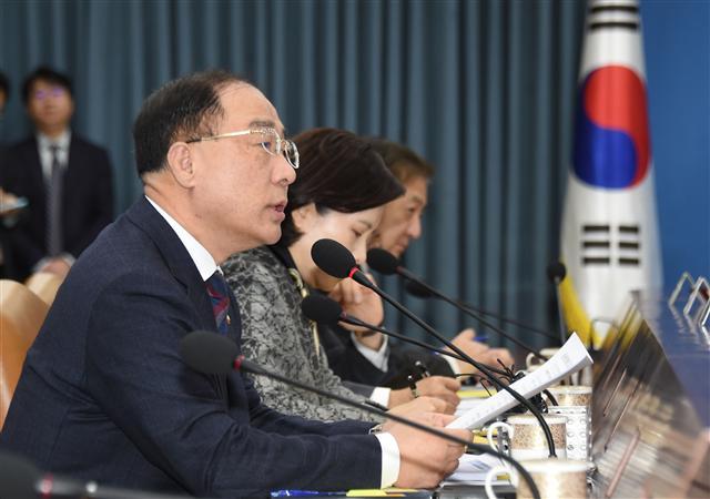 홍남기 부총리 겸 기획재정부 장관이 13일 서울 광화문 정부서울청사에서 제8차 경제활력대책회의를 주재하고 있다. 이날 회의에서는 민간일자리 창출 지원 및 공공일자리 확대 방안이 논의됐다.  [기획재정부 제공]