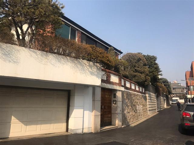 13일 오전 광주 서구 5·18기념문화센터에서 5월 단체 회원들이 자유한국당의 ‘5·18 공청회 망언’을 규탄하기 위해 국회로 향하는 버스에 탑승하고 있다. 오른쪽 사진은 ‘5·18 공청회 망언’ 논란 속 12일 전두환 전 대통령 연희동 자택 전경. 주위를 경비하는 의경의 뒷모습이 보인다.  [연합·박병국 기자/cook@]