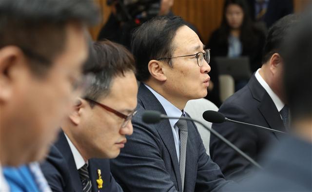 13일 오전 국회에서 열린 확대간부회의에서 발언하고 있는 홍영표 더불어민주당 원내대표(왼쪽)와 13일 국회에서 열린 최고위원회의에서 발언하고 있는 손학규 바른미래당 대표.   [연합]