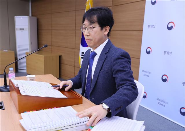 정동욱 통계청 고용통계과장이 13일 세종시 정부세종청사 기획재정부 브리핑룸에서 ‘2019년 1월 고용동향’을 발표하고 있다. 제조업 고용 부진 등의 영향으로 실업률은 금융위기 이후 가장 높은 수준으로 치솟았고, 실업자는 122만명을 넘어 2000년 이후 최대치를 기록하는 등 고용한파가 매섭게 몰아쳤다.  [연합뉴스]