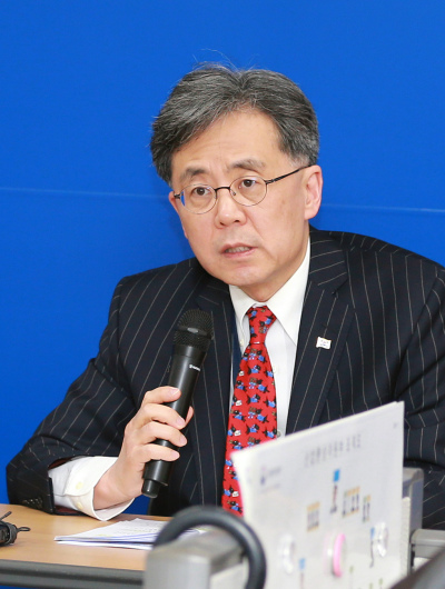 김현종 산업통상자원부 통상교섭본부장이 13일 정부세종청사에서 열린 기자간담회에서 질의에 답변하고 있다. ［산업통상자원부 제공］