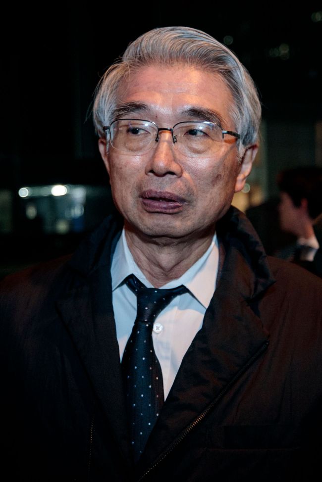 Junichiro Hironaka, new lawyer of former Nissan chief Carlos Ghosn, speaks to the media outside his office building in Tokyo on February 13, 2019. (AFP-Yonhap)