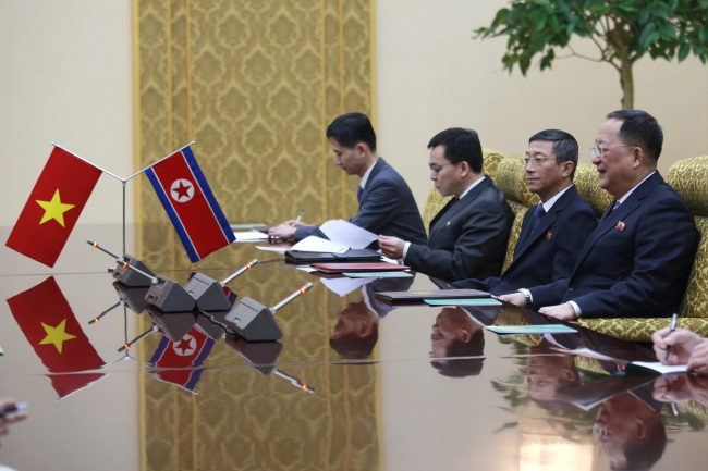 North Korea Foreign Minister Ri Su Yong, right, meets the delegation of the Vietnamese Foreign Ministry led by Vietnam's Deputy Prime Minister Pham Binh Minh at the Mansudae Assembly Hall in Pyongyang, North Korea, Wednesday, Feb. 13, 2019.  (AP-Yonhap)