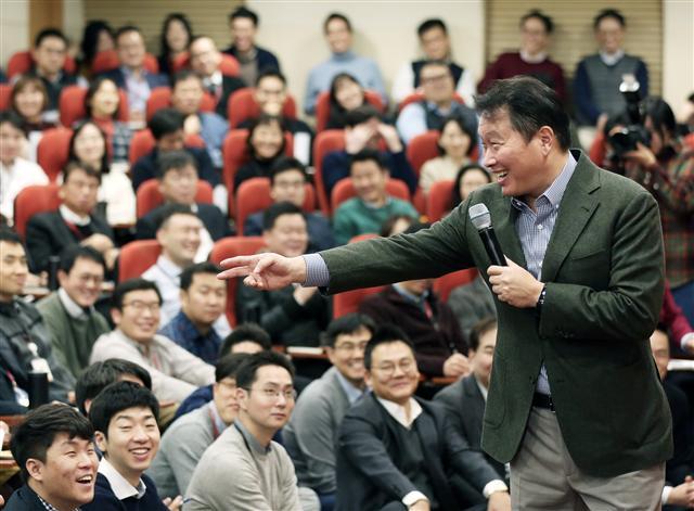 최태원 SK그룹 회장이 지난 1월 서울 종로구 SK서린빌딩에서 열린 SK이노베이션 ‘행복토크’에서 임직원들과 대화하고 있다.  [SK그룹 제공]