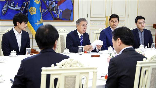 문재인 대통령이 최근 청와대에서 열린 혁신벤처기업인 간담회에서 참석자들과 얘기를 나누고 있다.  [연합]