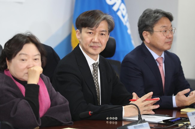 <YONHAP PHOTO-2169> 당ㆍ정ㆍ청 협의회 참석한 조국 민정수석 (서울=연합뉴스) 김현태 기자 = 14일 오전 국회 의원회관에서 열린 자치경찰제 도입 당ㆍ정ㆍ청 협의회에서 조국 청와대 민정수석(가운데)이 참석하고 있다. 2019.2.14 mtkht@yna.co.kr/2019-02-14 09:06:01/ <저작권자 ⓒ 1980-2019 ㈜연합뉴스. 무단 전재 재배포 금지.>
<YONHAP PHOTO-2169> 당ㆍ정ㆍ청 협의회 참석한 조국 민정수석 (서울=연합뉴스) 김현태 기자 = 14일 오전 국회 의원회관에서 열린 자치경찰제 도입 당ㆍ정ㆍ청 협의회에서 조국 청와대 민정수석(가운데)이 참석하고 있다. 2019.2.14 mtkht@yna.co.kr/2019-02-14 09:06:01/ <저작권자 ⓒ 1980-2019 ㈜연합뉴스. 무단 전재 재배포 금지.>