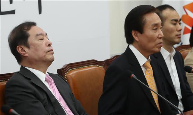 자유한국당 윤리위원회가 14일 ‘5ㆍ18 폄훼’ 발언 논란에 휩싸인 김진태ㆍ김순례 의원에게 ‘유예’ 조치를 내렸다. 이와 관련해 자유한국당 김용태 사무총장이 이날 국회에서 ‘5ㆍ18 폄훼’ 논란을 빚은 의원에 대한 징계결과를 발표하고 있다.     [연합]