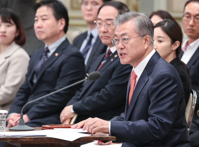 문재인 대통령이 14일 오전 청와대 영빈관에서 열린 자영업ㆍ소상공인과 대화에서 인사말을 하고 있다. [연합]