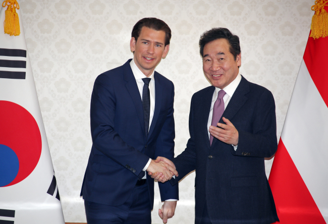 South Korean Prime Minister Lee Nak-yon (right) shakes hands with Austrian Chancellor Sebastian Kurz (Yonhap)