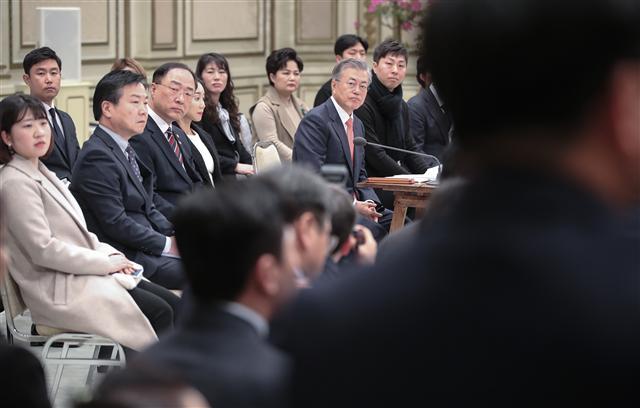 문재인 대통령이 14일 청와대 영빈관에서 열린 자영업·소상공인과 대화에서 한 자영업자의 질문을 듣고 있다.  [연합]