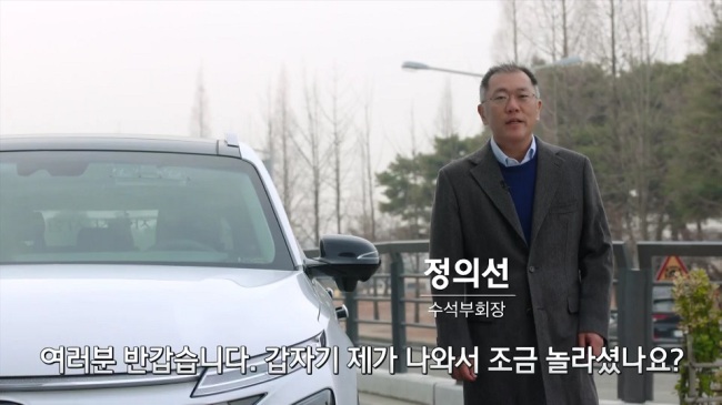 Hyundai Motor Group Executive Vice Chairman Chung Eui-sun introduces himself before test driving Nexo. (Hyundai Motor)