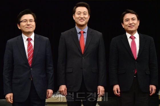 15일 오후 경기도 부천 OBS경인TV에서 열린 자유한국당 2.27 전당대회 당대표 후보들의 첫 번째 TV토론회에서 황교안-오세훈-김진태 후보가 포즈를 취하고 있다. [사진공동취재단]