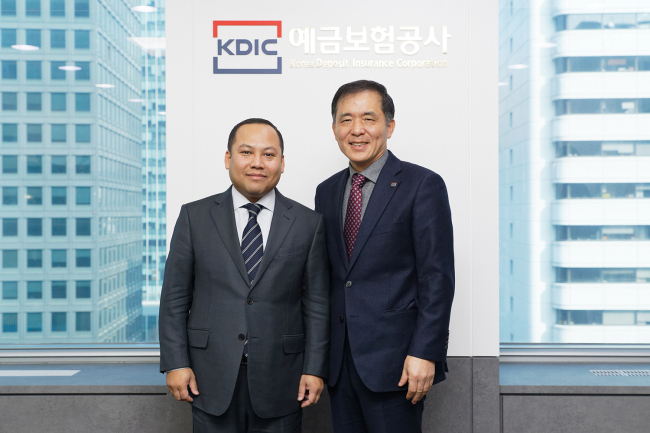 16일 서울 중구 예금보험공사 본사에서 열린 캄보디아 가족 초청 문화나눔 행사에서 위성백 예보 사장(오른쪽)과 롱디망쉬 주한 캄보디아대사가 기념촬영을 하고 있다. [예금보험공사 제공]
