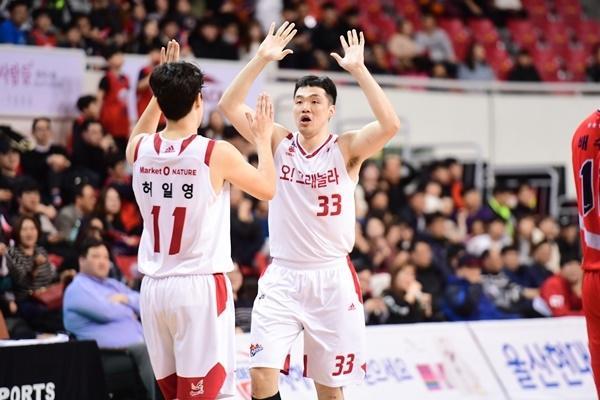 시즌 초 부진을 극복한 오리온이 6강 플레이오프 진출을 정조준하고 있다.  [KBL 제공]