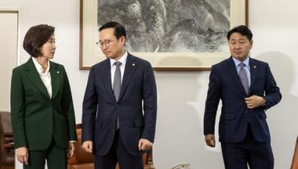‘5ㆍ18 망언’ 논란에 따른 여야 4당의 공조가 선거제도 개편으로 이어질지 관심이 쏠린다. 왼쪽부터 나경원 자유한국당 원내대표, 홍영표 더불어민주당 원내대표, 김관영 바른미래당 원내대표.  [연합]