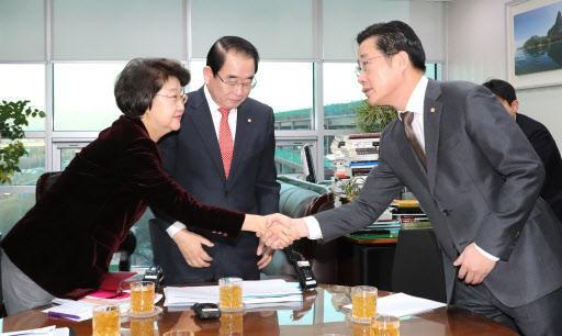 자유한국당 김승희 간사(왼쪽부터), 자유한국당 박명재 위원장, 바른미래당 이태규 간사가 18일 오전 국회 의원회관에서 열린 여야 3당 윤리특별위원회 회의에 참석하고 있다.   [연합]