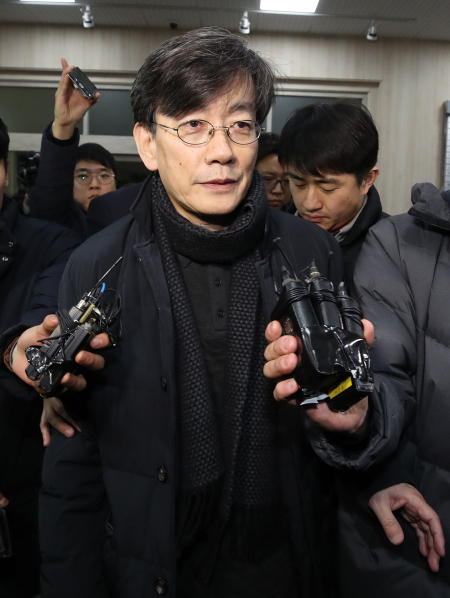 [폭행·협박 등 의혹을 받는 손석희 JTBC 대표이사가 17일 오전 서울 마포경찰서에서 조사를 마친 뒤 귀가하며 취재진의 질문에 답하고 있다. 사진=연합뉴스]