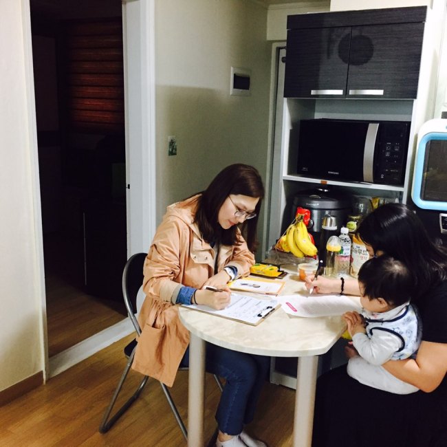 노원구 보건소 직원이 임산부ㆍ영유아 가정을 방문해 건강 상담을 하고 있다. [노원구 제공]