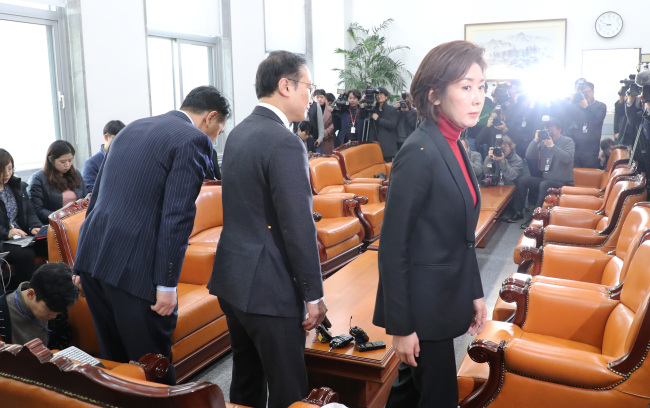 <YONHAP PHOTO-1997> 홍영표-나경원-김관영 '회동' (서울=연합뉴스) 김주형 기자 = 자유한국당 나경원(오른쪽부터), 더불어민주당 홍영표, 바른미래당 김관영 원내대표가 18일 오전 국회 운영위원장실에서 회동하고 있다. 2019.2.18 kjhpress@yna.co.kr/2019-02-18 09:54:28/ <저작권자 ⓒ 1980-2019 ㈜연합뉴스. 무단 전재 재배포 금지.>
<YONHAP PHOTO-1997> 홍영표-나경원-김관영 '회동' (서울=연합뉴스) 김주형 기자 = 자유한국당 나경원(오른쪽부터), 더불어민주당 홍영표, 바른미래당 김관영 원내대표가 18일 오전 국회 운영위원장실에서 회동하고 있다. 2019.2.18 kjhpress@yna.co.kr/2019-02-18 09:54:28/ <저작권자 ⓒ 1980-2019 ㈜연합뉴스. 무단 전재 재배포 금지.>