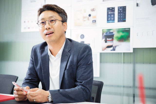 최근 경기 성남시 분당구 달콤커피 사무실에서 만난 지성원 달콤커피 대표는 앱으로 주문에서부터 결제, 제조까지 가능한 로봇카페 비트의 시스템이 확산되면 비트가 ‘커피시장의 구글’이 될 수 있다고 내다봤다.   [달콤커피제공]