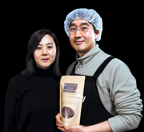 ‘리틀엔팬트리’를 운영중인 한동룡ㆍ허진경 공동대표가 포즈를 취하고 있다.