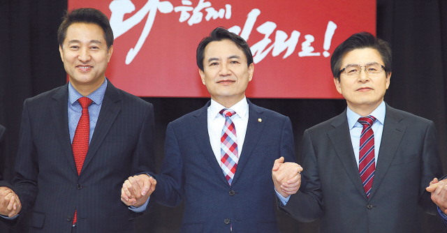 지난 17일 자유한국당 당 대표 후보 유튜브 토론회에서 후보들이 토론회 시작에 앞서 손을 맞잡고 있다.  [연합]