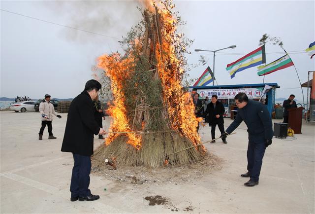 <YONHAP PHOTO-3651> '풍어와 마을 안녕기원' 태안 조개부르기제 달집태우기 (태안=연합뉴스) 정월대보름을 하루 앞둔 18일 오후 충남 태안군 고남면 고남4리 옷점항에서 마을 주민들이 한 해의 안녕과 풍어를 기원하는 조개부르기제와 합동기원제를 마친 뒤 달집태우기를 하고 있다 2019.2.18 [태안군 제공] min365@yna.co.kr/2019-02-18 16:52:01/ <저작권자 ⓒ 1980-2019 ㈜연합뉴스. 무단 전재 재배포 금지.>