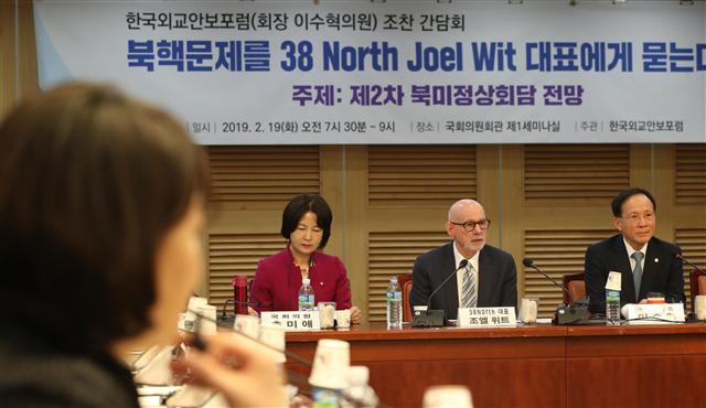 국회 의원회관에서 19일 열린 한국외교안보포럼(회장 이수혁의원) 주최 조찬간담회에서 ‘38노스’ 운영자 조엘 위트(오른쪽 두번째)가 제2차 북미정상회담 전망 관련 발언을 하고 있다.   [연합]